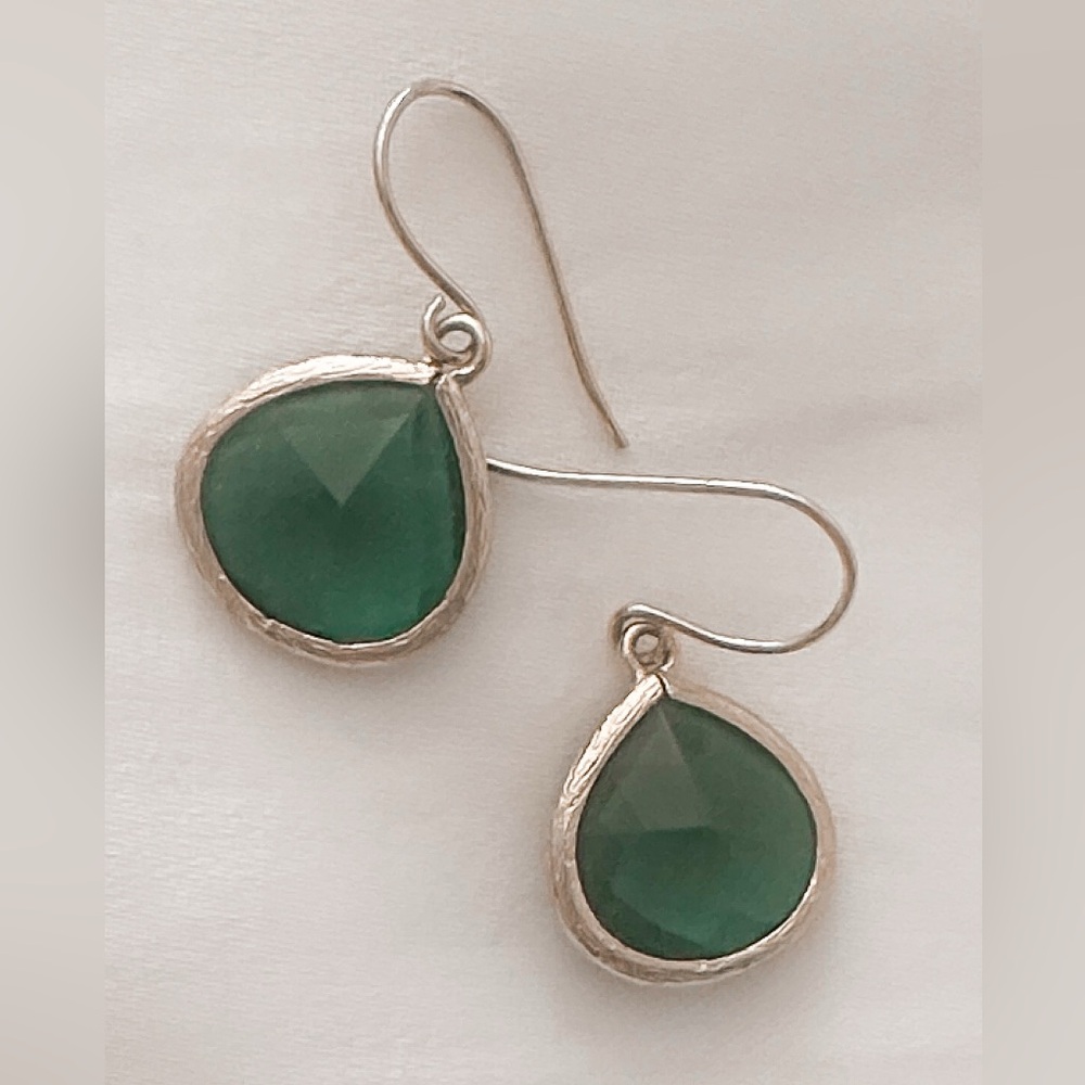 Elegant Gold Brushed and Emerald Green Drop Earrings - Picture 3 of 4